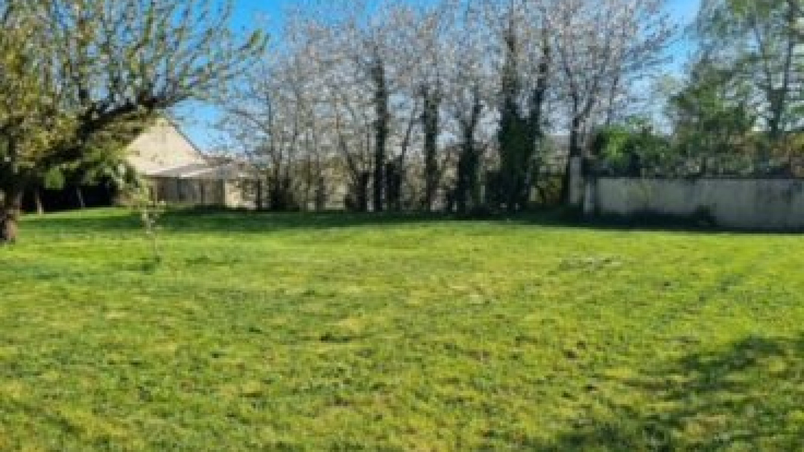 Terrain constructible de 1500m2 à Charbuy