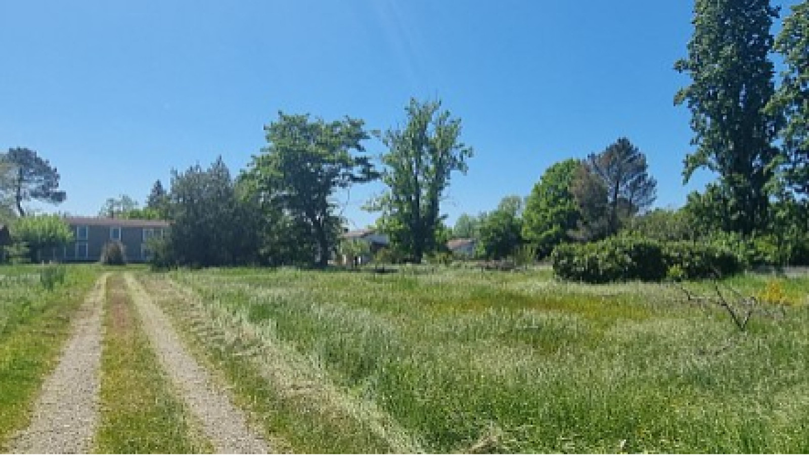 Terrain constructible de 648m2 à Landiras