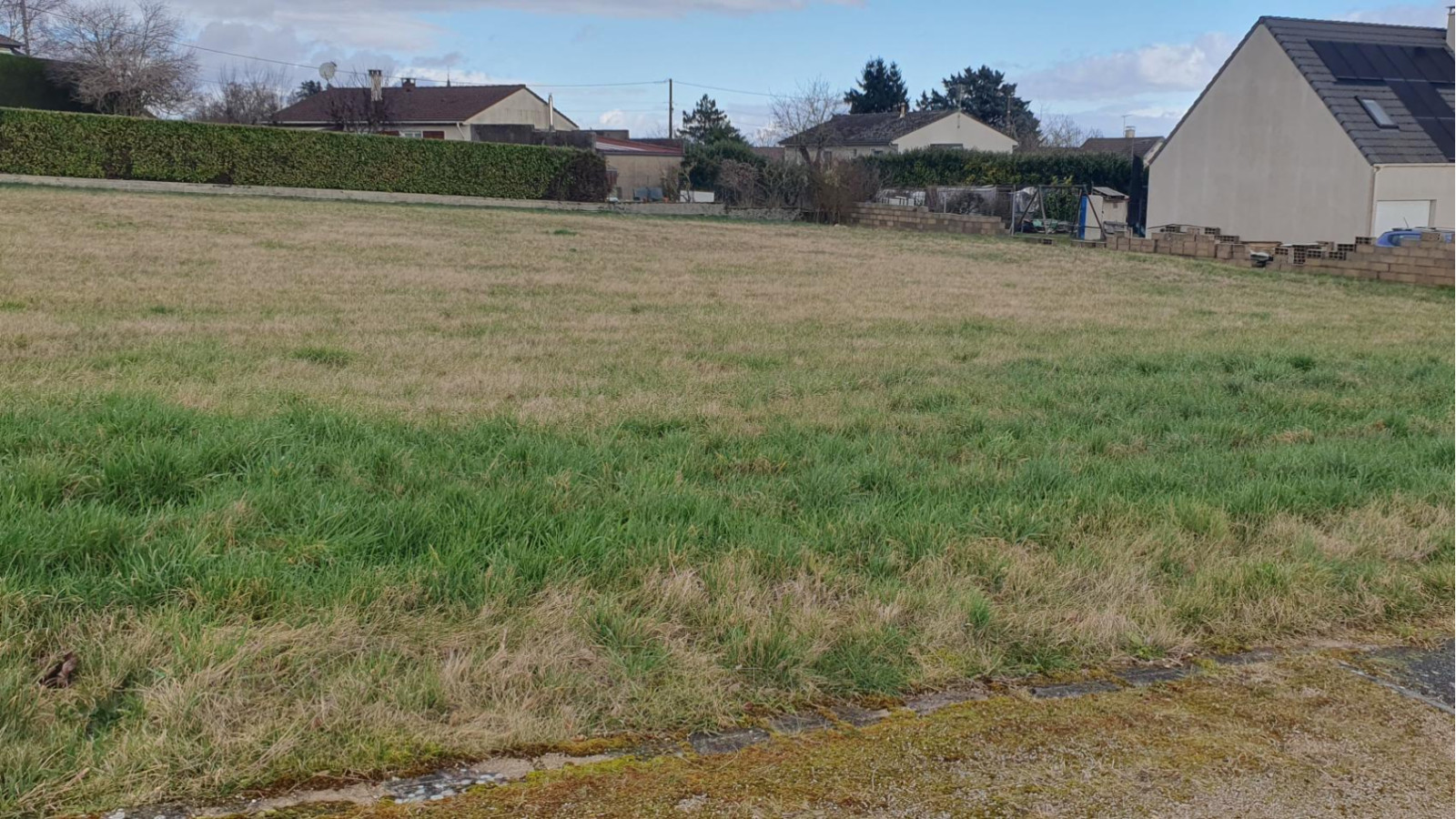 Terrain constructible de 895m2 à Spoy