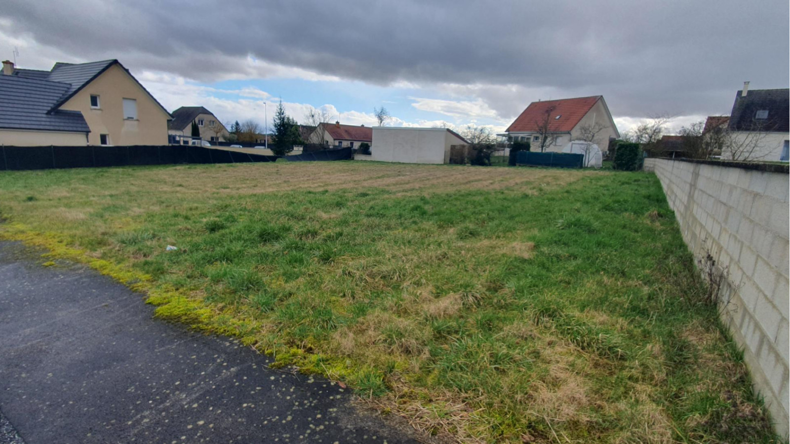 Terrain constructible de 1022m2 à Spoy