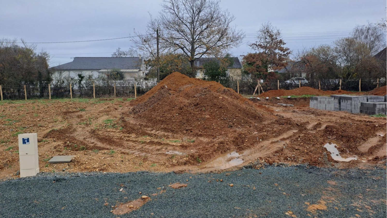 Terrain constructible de 461m2 à Feneu