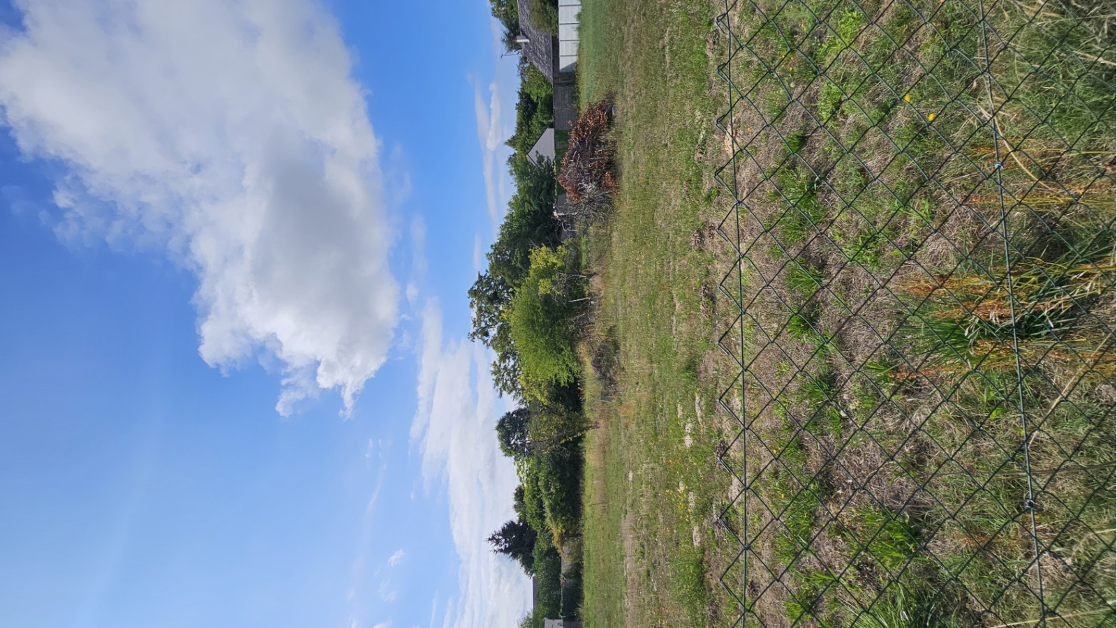 Terrain constructible de 567m2 à Distré