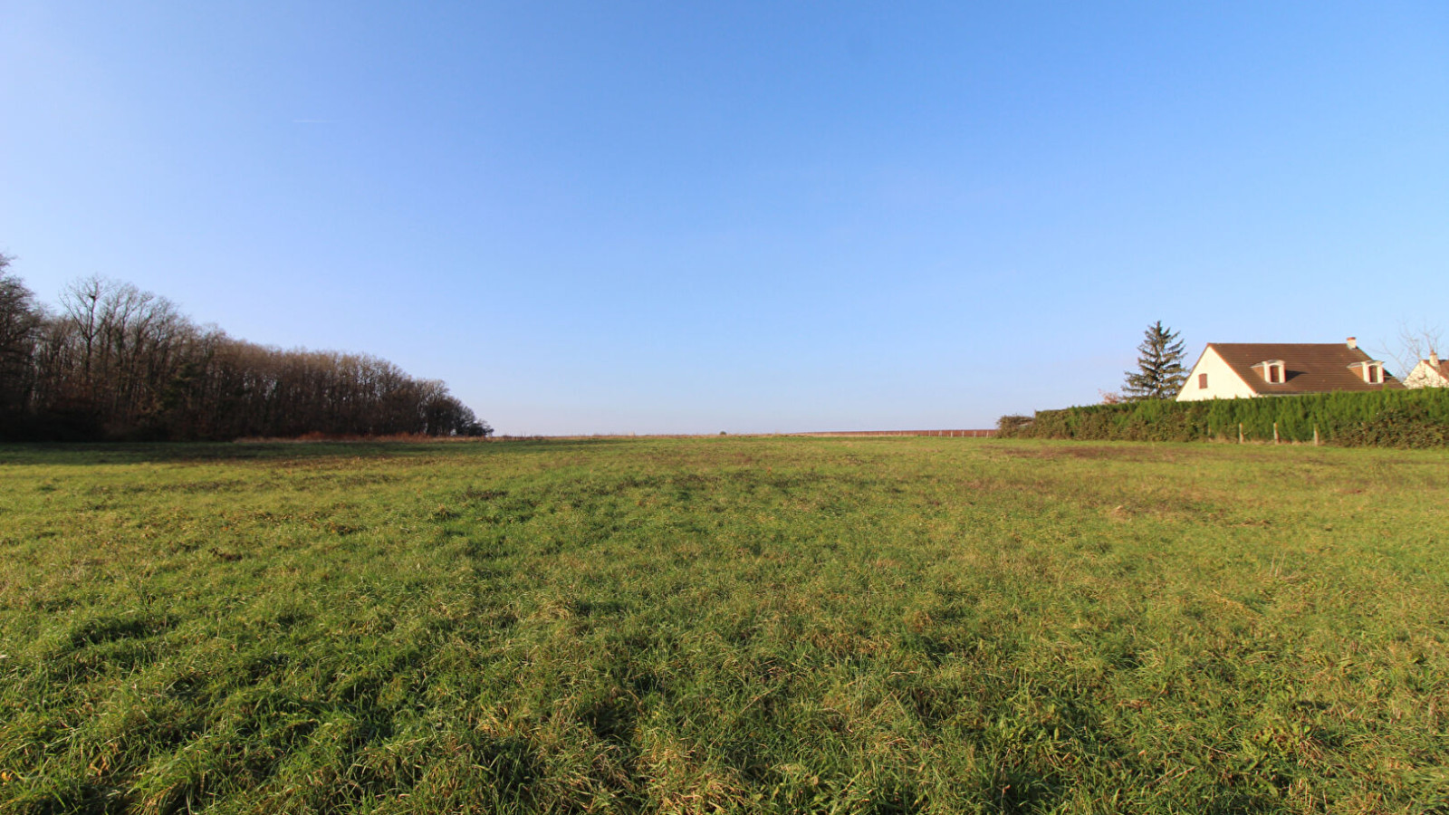 Terrain constructible de 1500m2 à Villerbon
