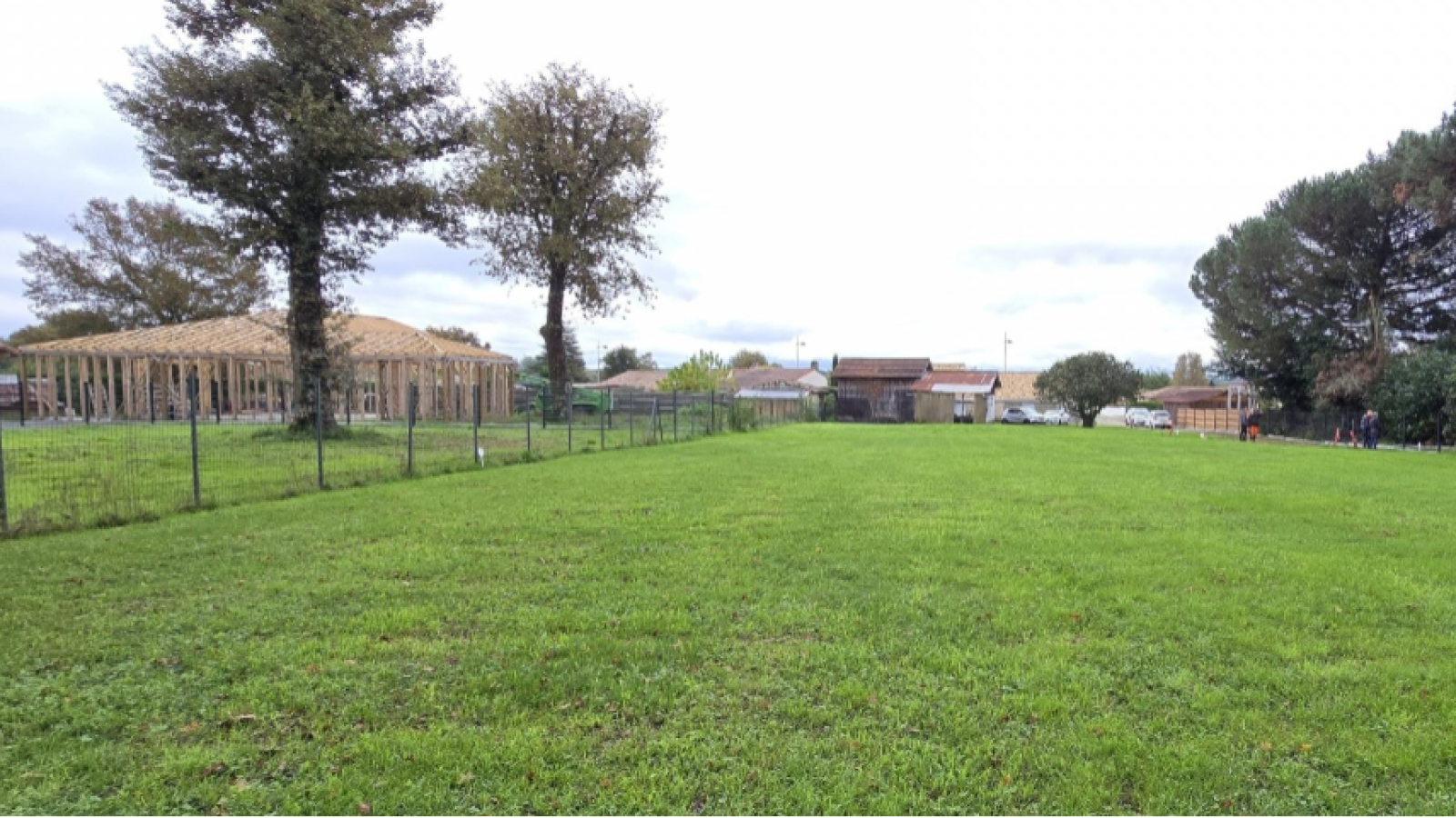 Terrain constructible de 710m2 à Roaillan