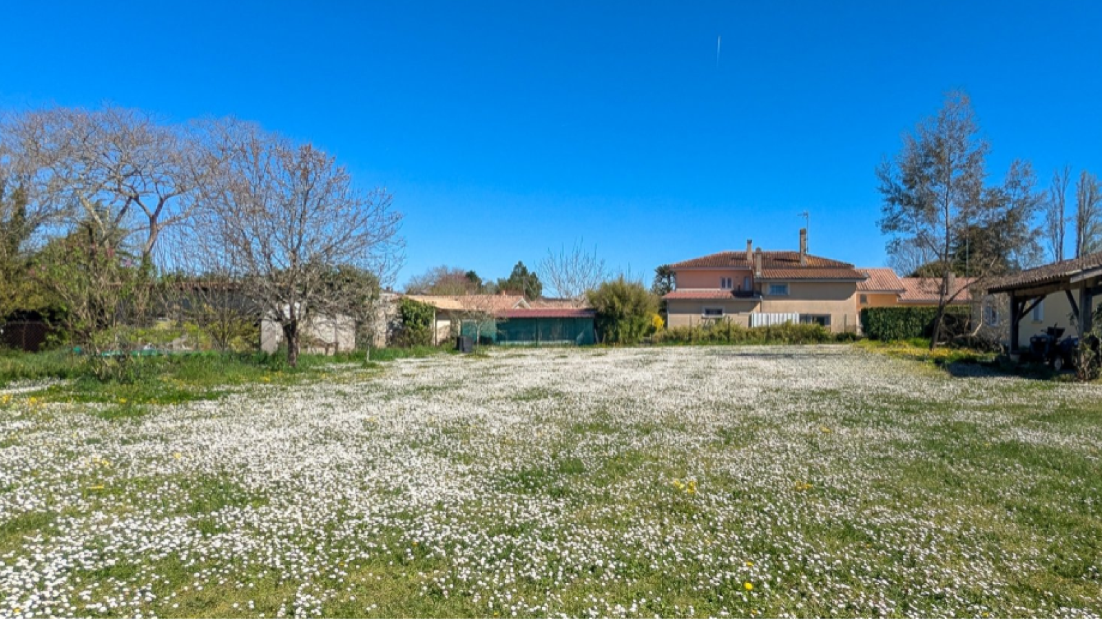 Terrain constructible de 1389m2 à Landiras