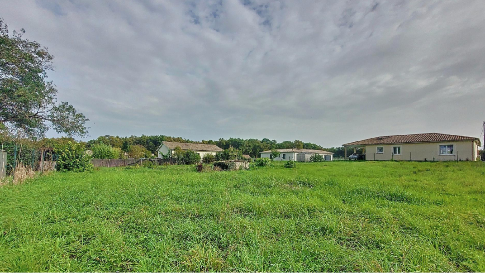 Terrain constructible de 800m2 à Bonnetan