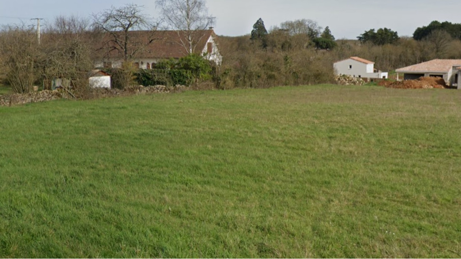 Terrain constructible de 1500m2 à Scorbé-Clairvaux