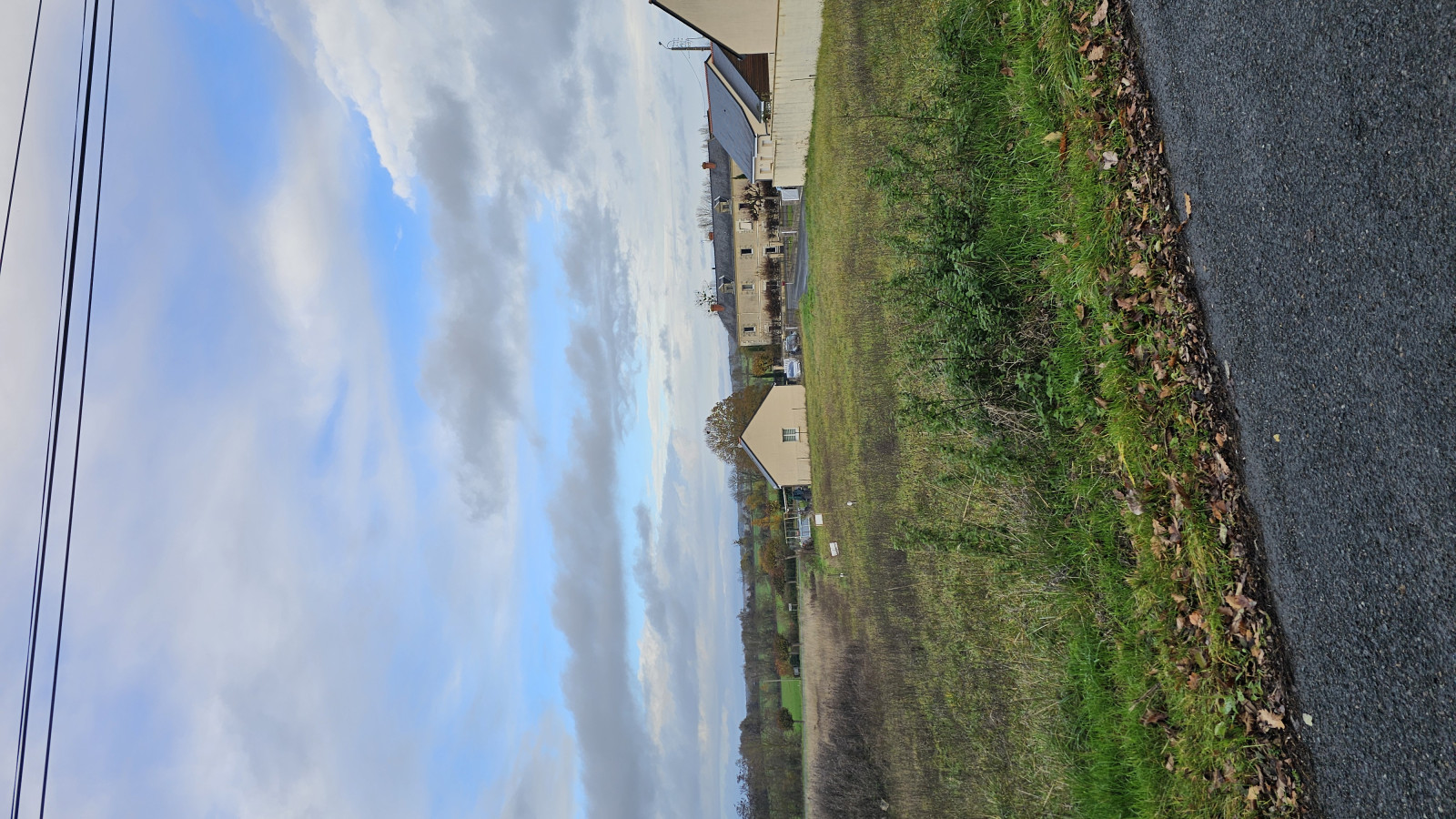 Terrain constructible de 851m2 à Louresse-Rochemenier