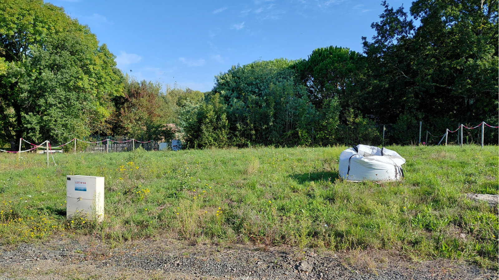 Terrain constructible de 364m2 à Poiroux