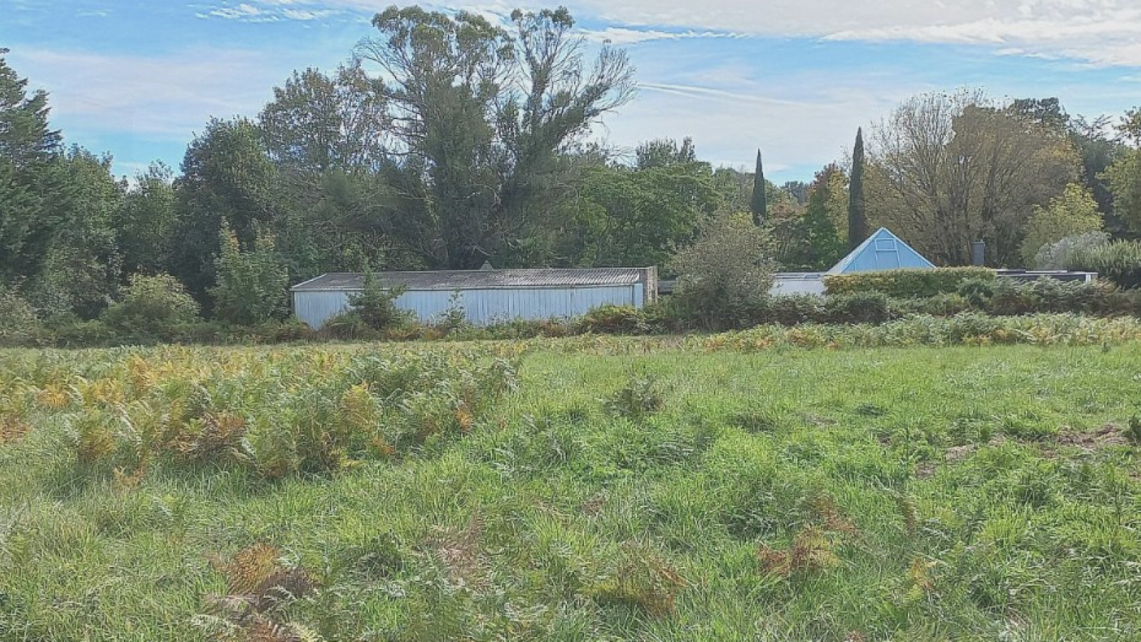 Terrain constructible de 617m2 à Locoal-Mendon