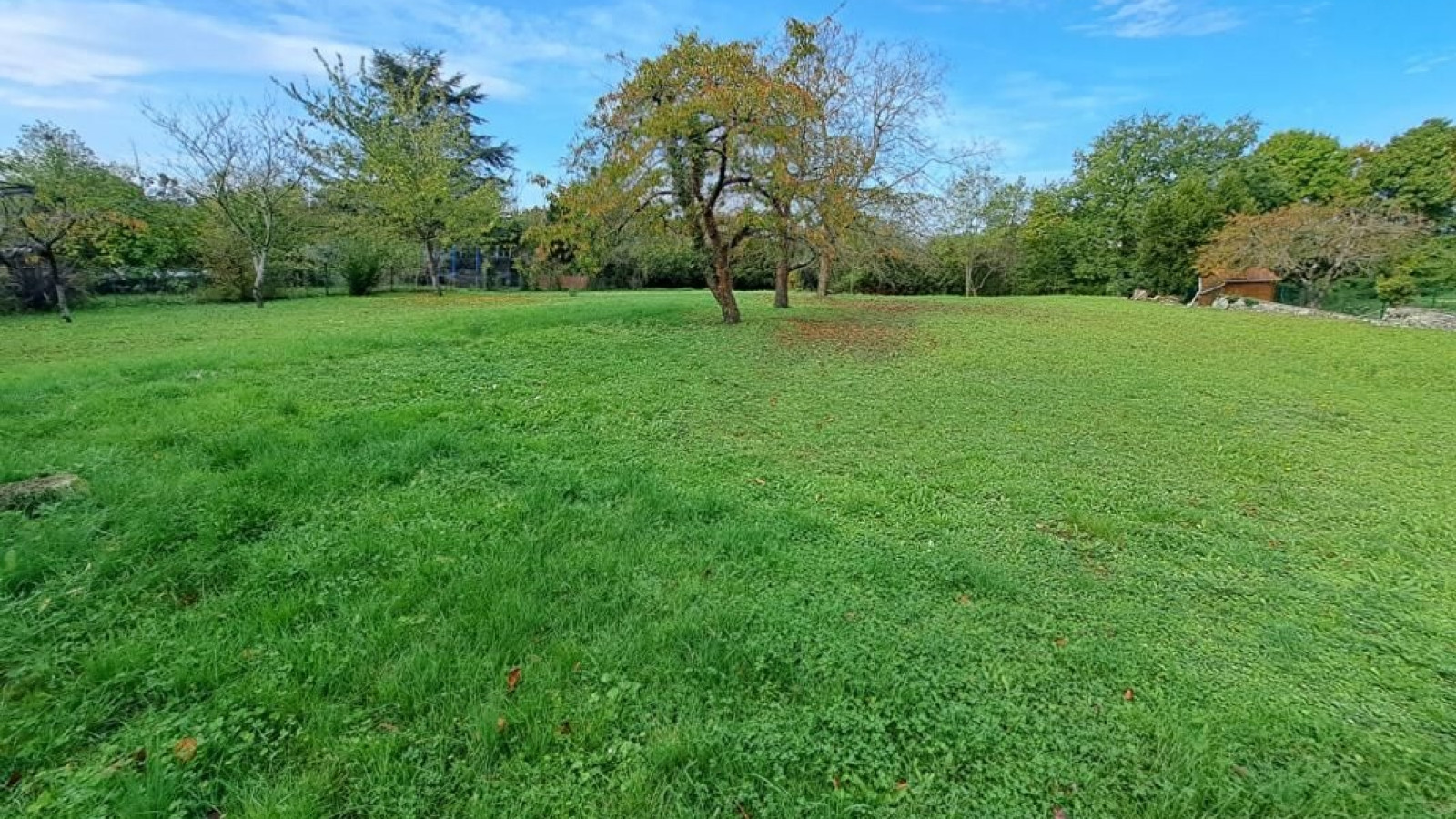 Terrain constructible de 1200m2 à Nieuil-l'Espoir