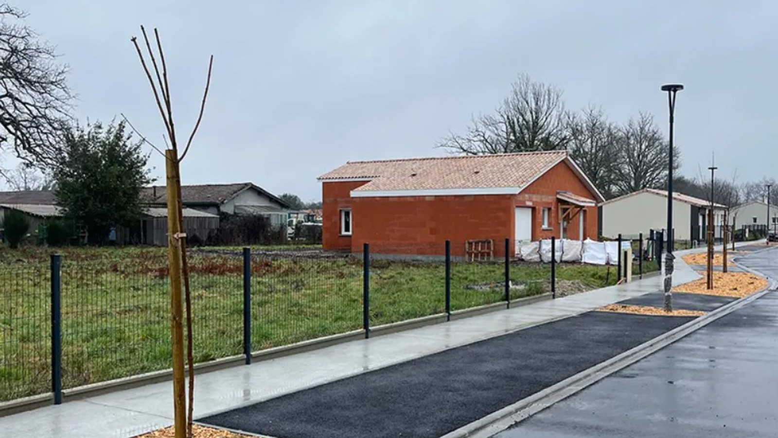 Terrain constructible de 528m2 à Brach