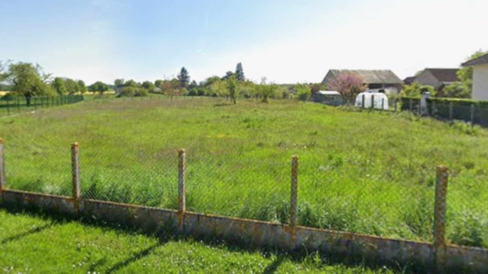 Terrain constructible de 2100m2 à Boiscommun
