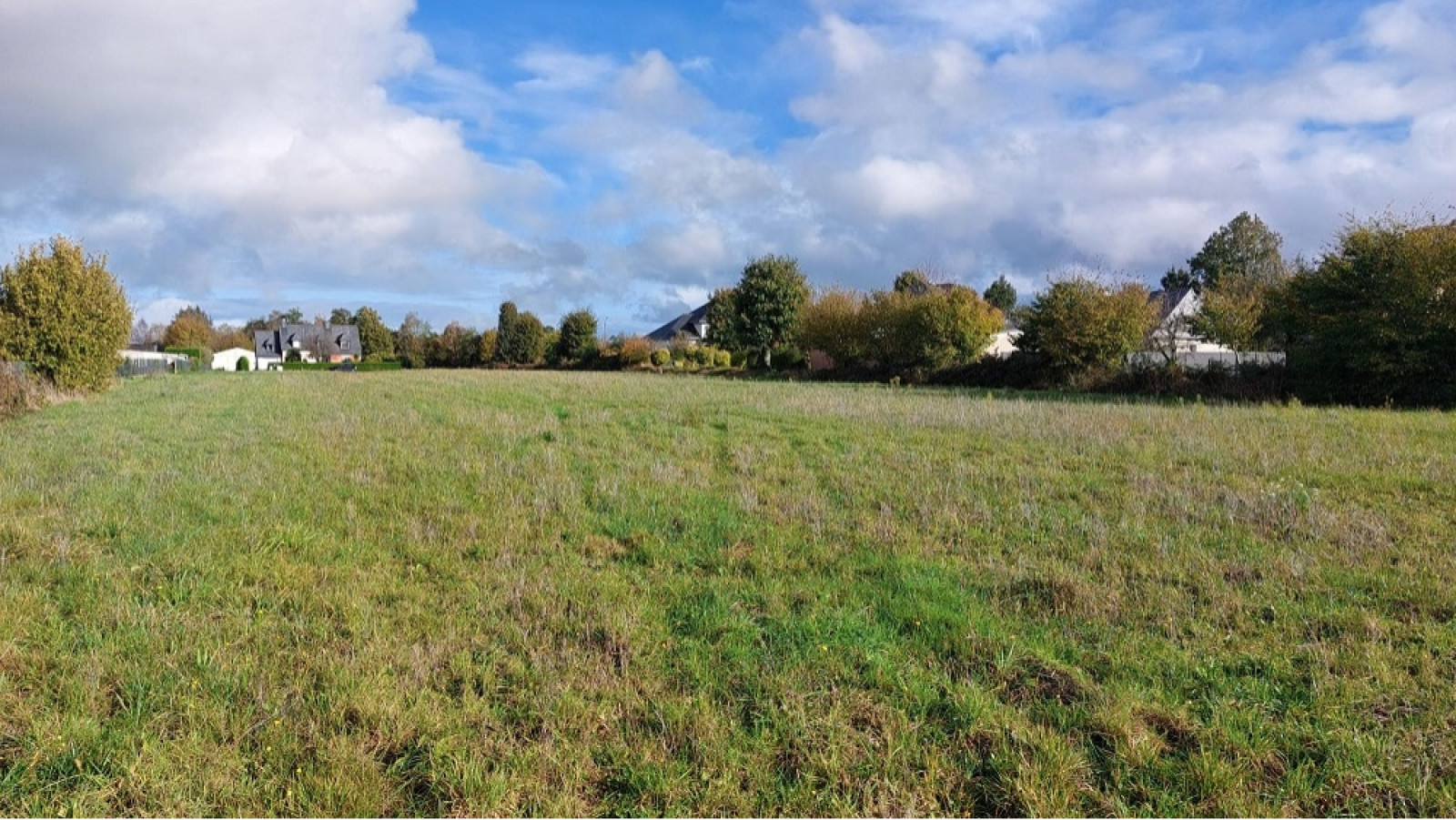 Terrain constructible de 408m2 à Évran
