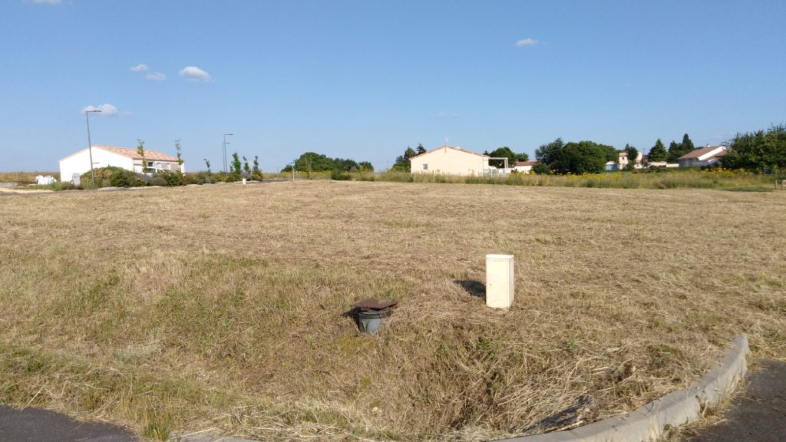 Terrain constructible de 701m2 à Buxeuil