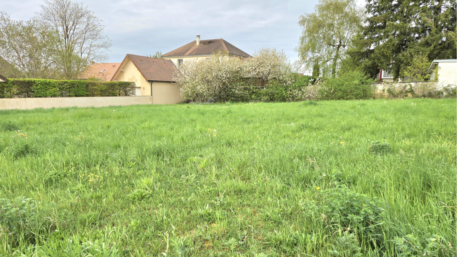 Terrain constructible de 678m2 à Fénay