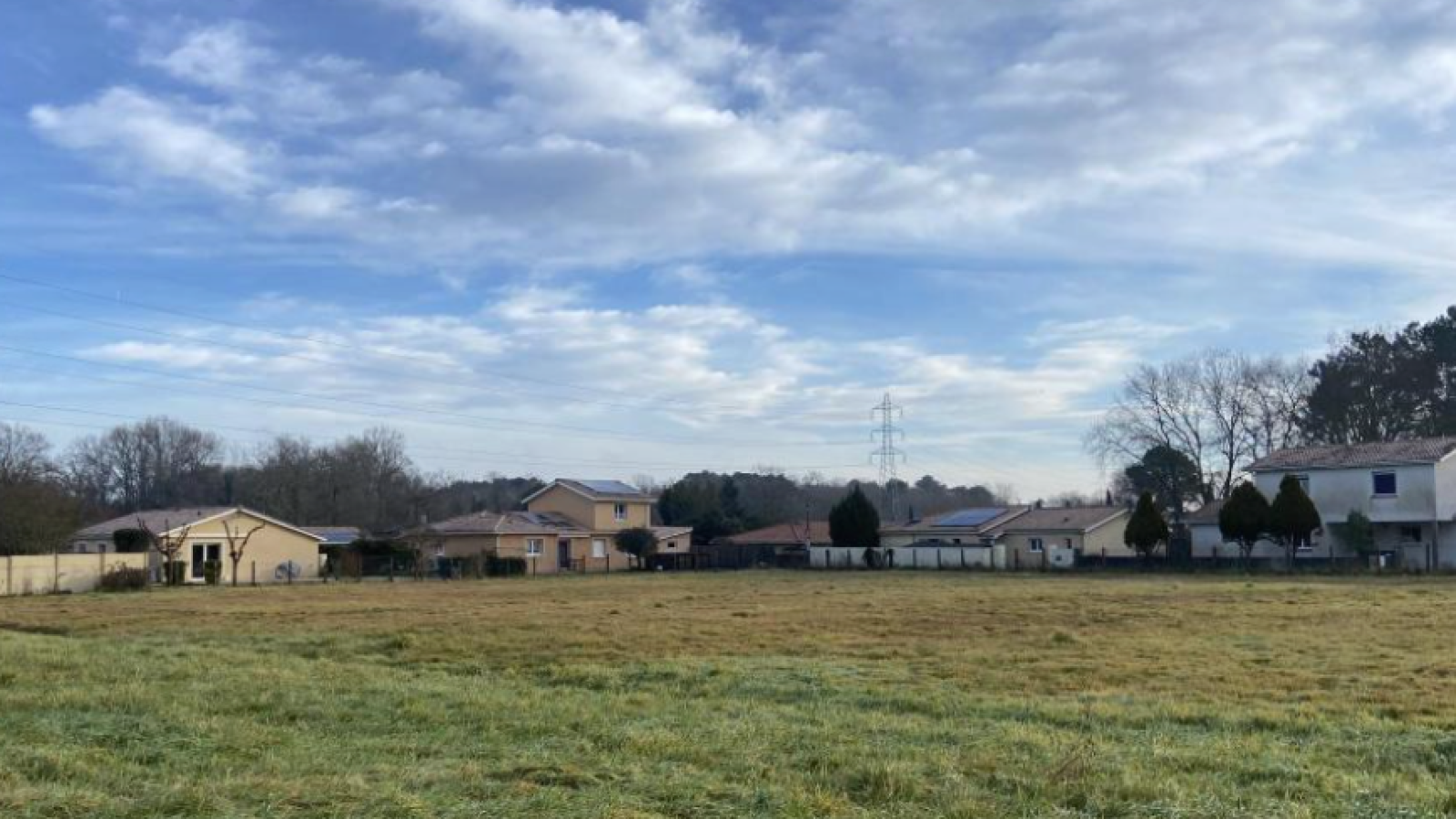 Terrain constructible de 648m2 à Landiras