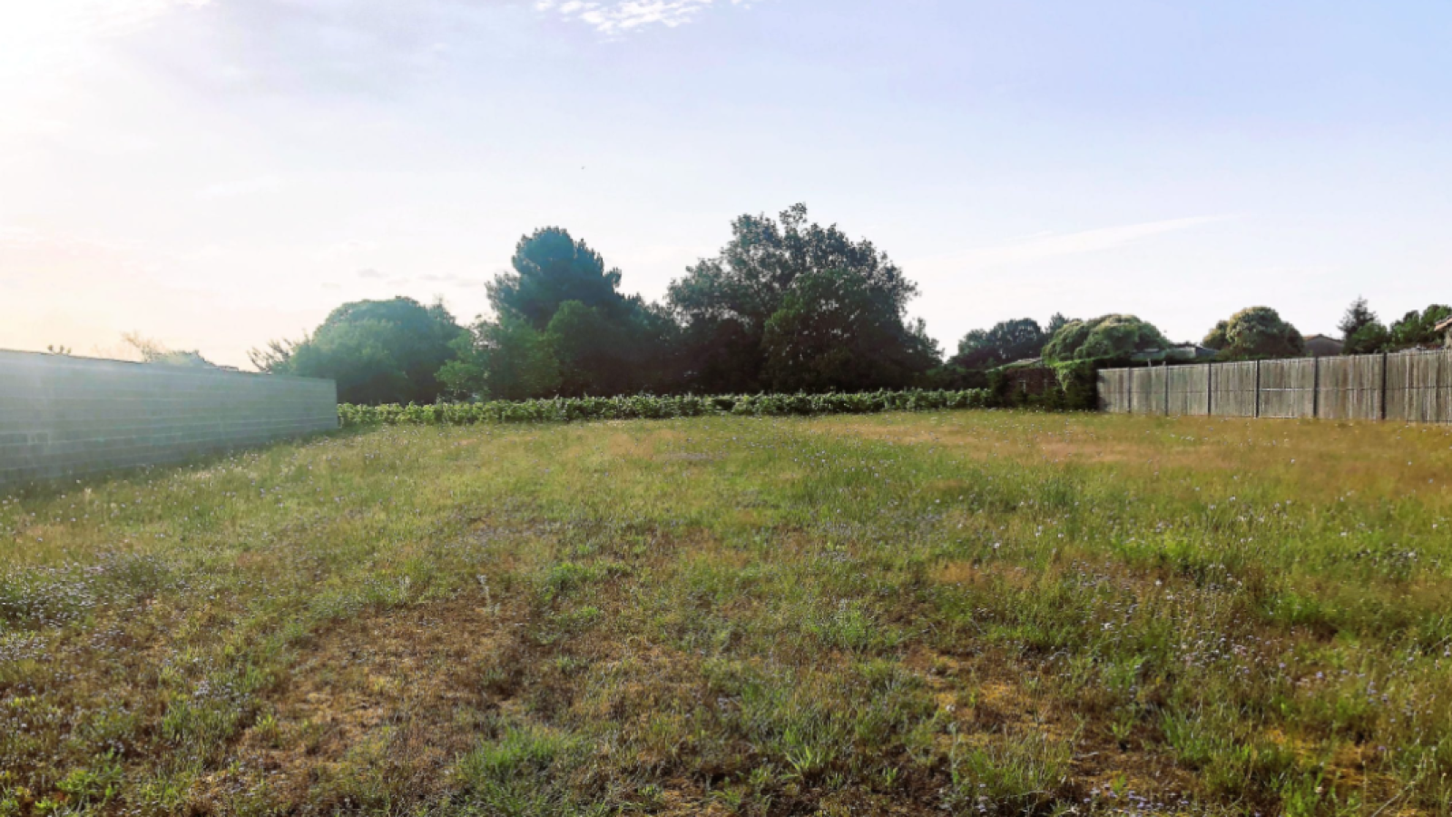 Terrain constructible de 392m2 à Saint-Germain-du-Puch