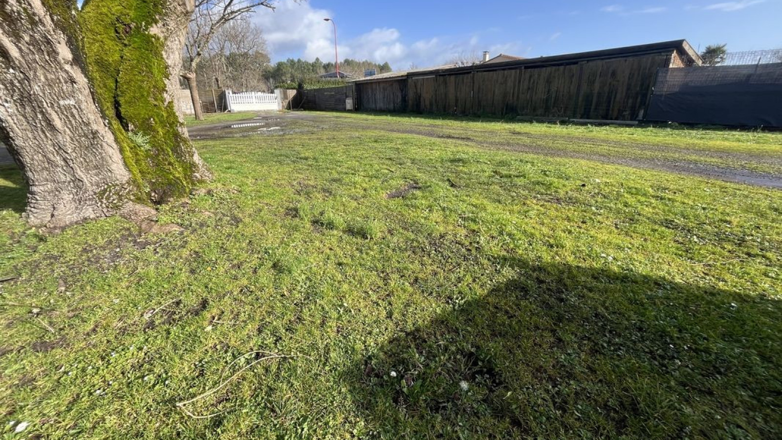 Terrain constructible de 827m2 à Le Temple