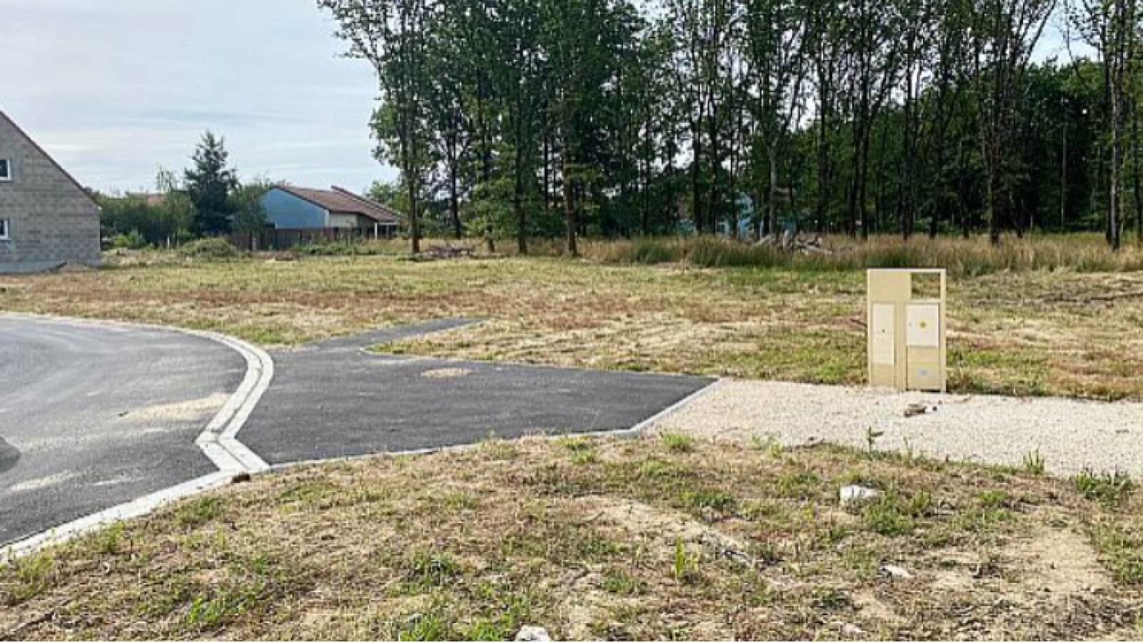 Terrain constructible de 595m2 à Traînou