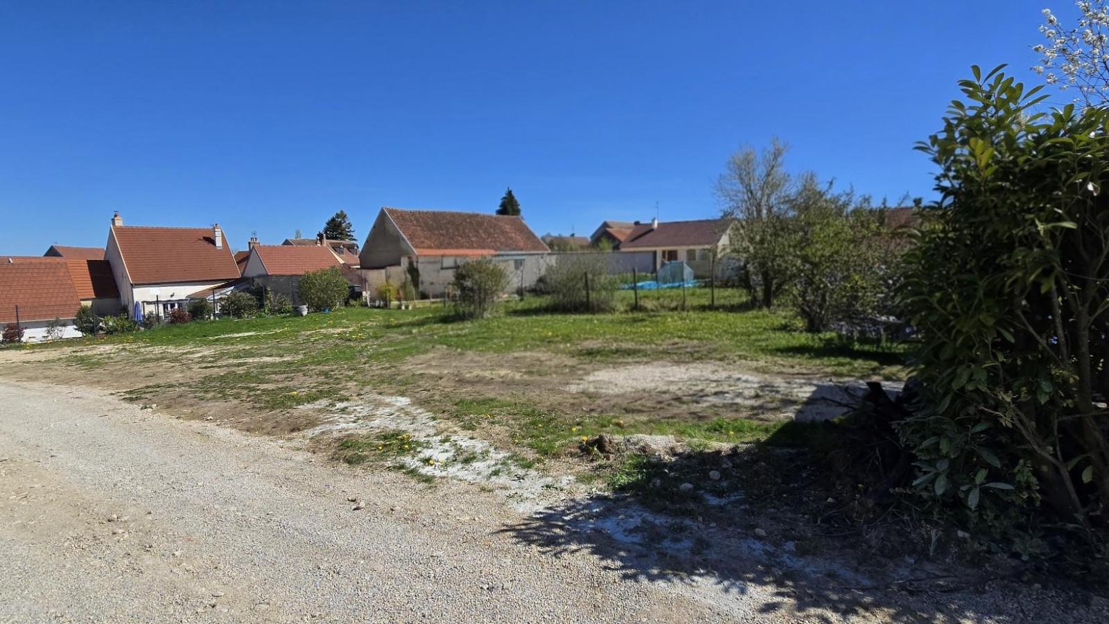 Terrain constructible de 650m2 à Binges