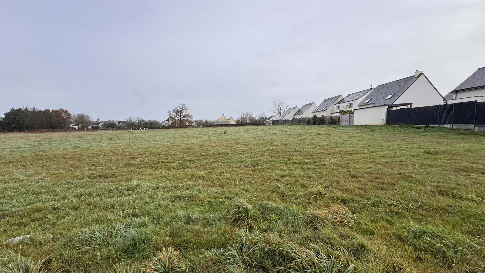 Terrain constructible de 251m2 à Guipel