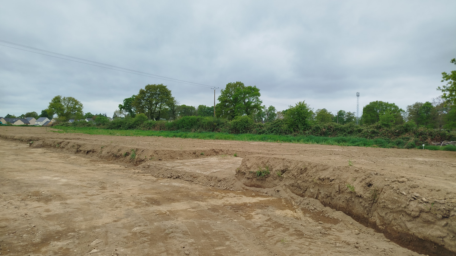 Terrain constructible de 403m2 à Trans-la-Forêt