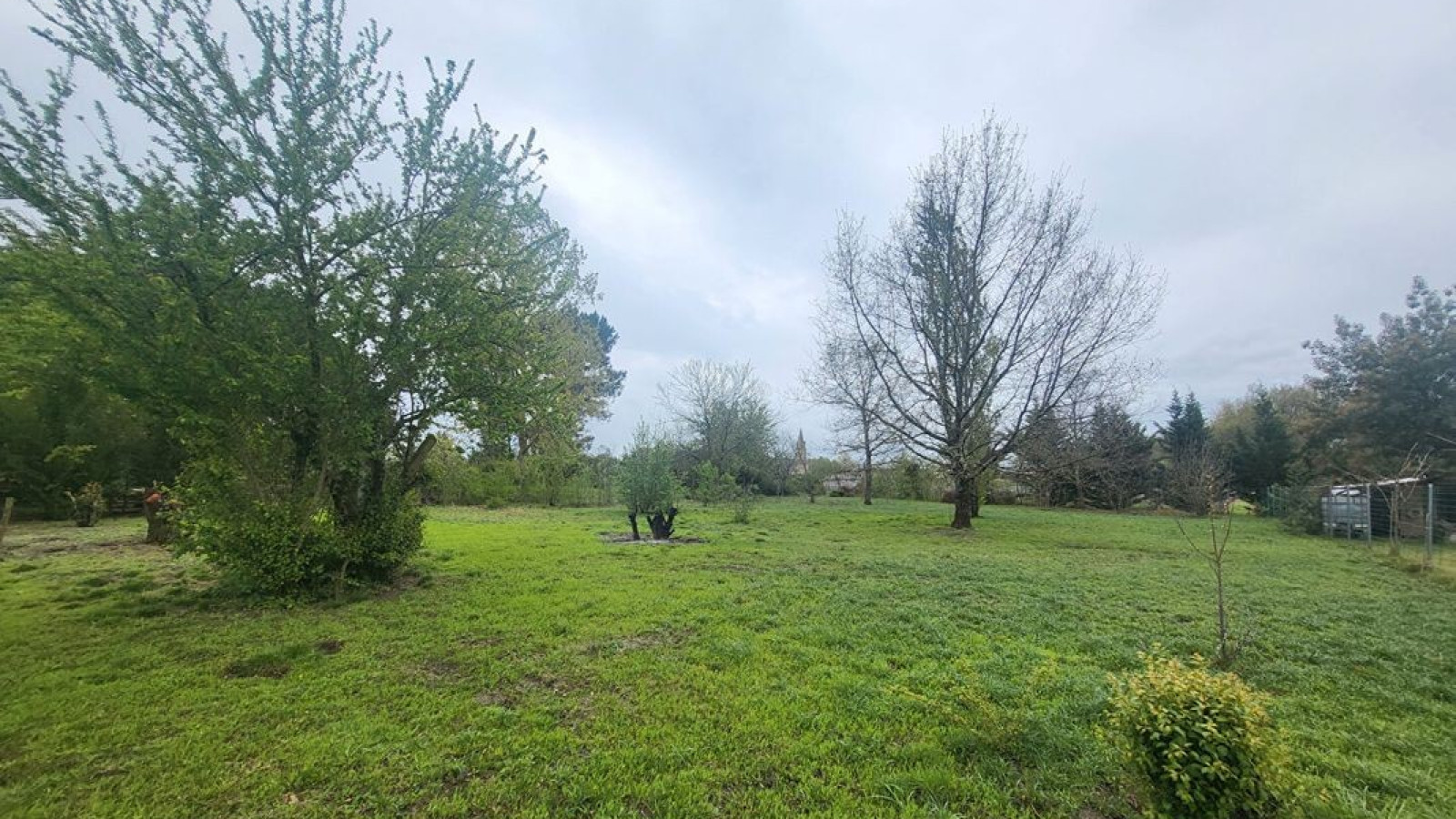 Terrain constructible de 748m2 à Montussan