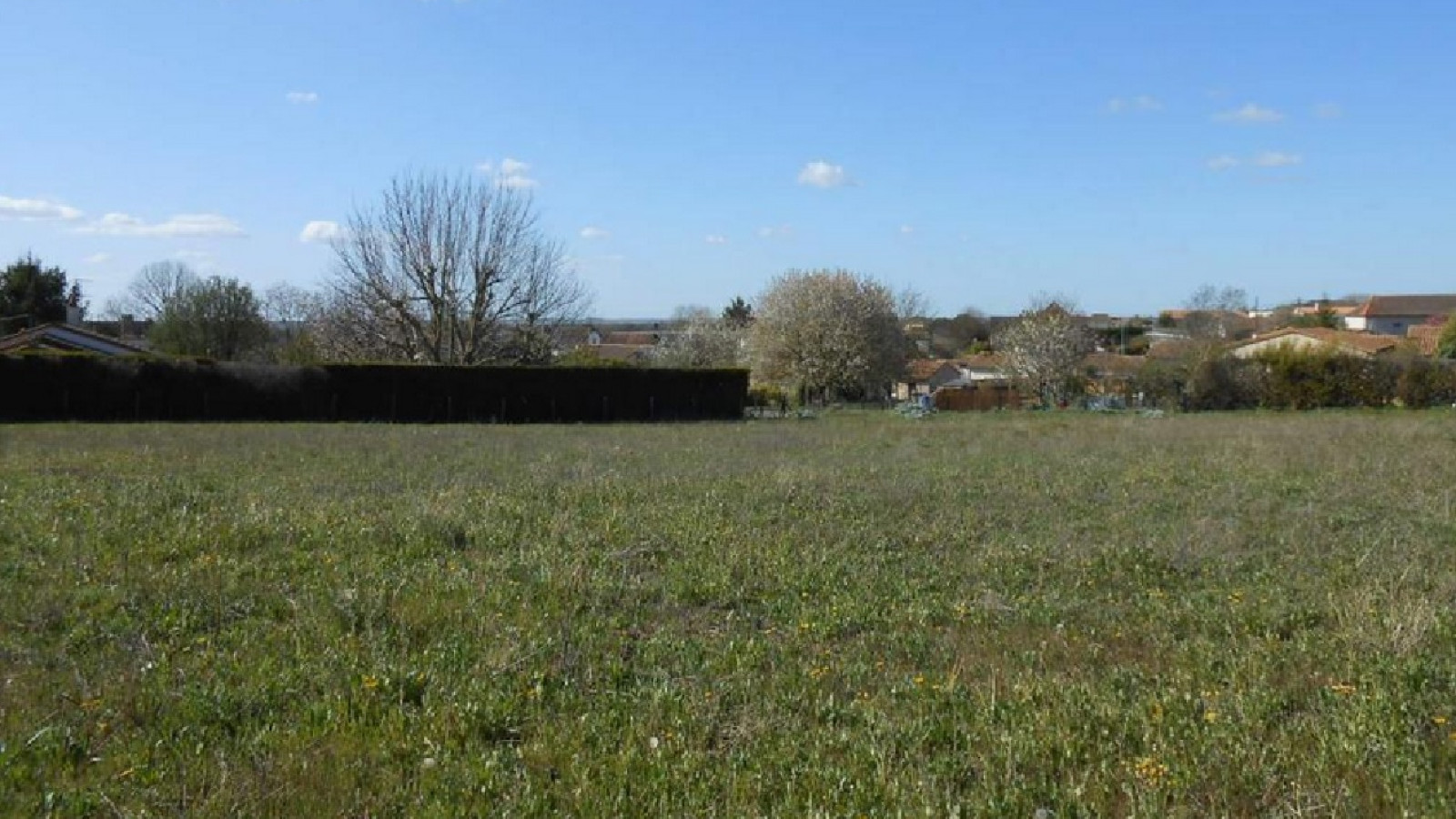 Terrain constructible de 1100m2 à Les Ormes