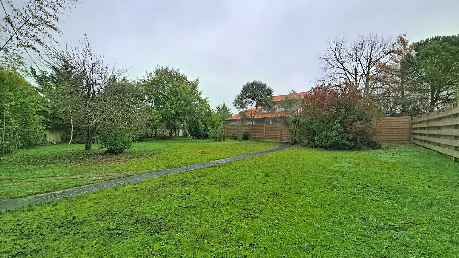 Terrain constructible de 1000m2 à La Brède