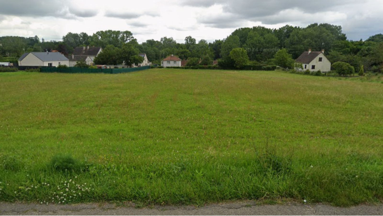 Terrain constructible de 876m2 à Tavers