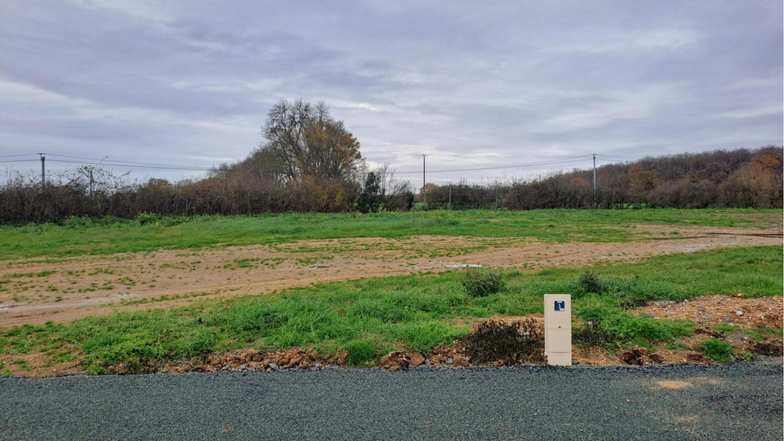 Terrain constructible de 406m2 à Feneu