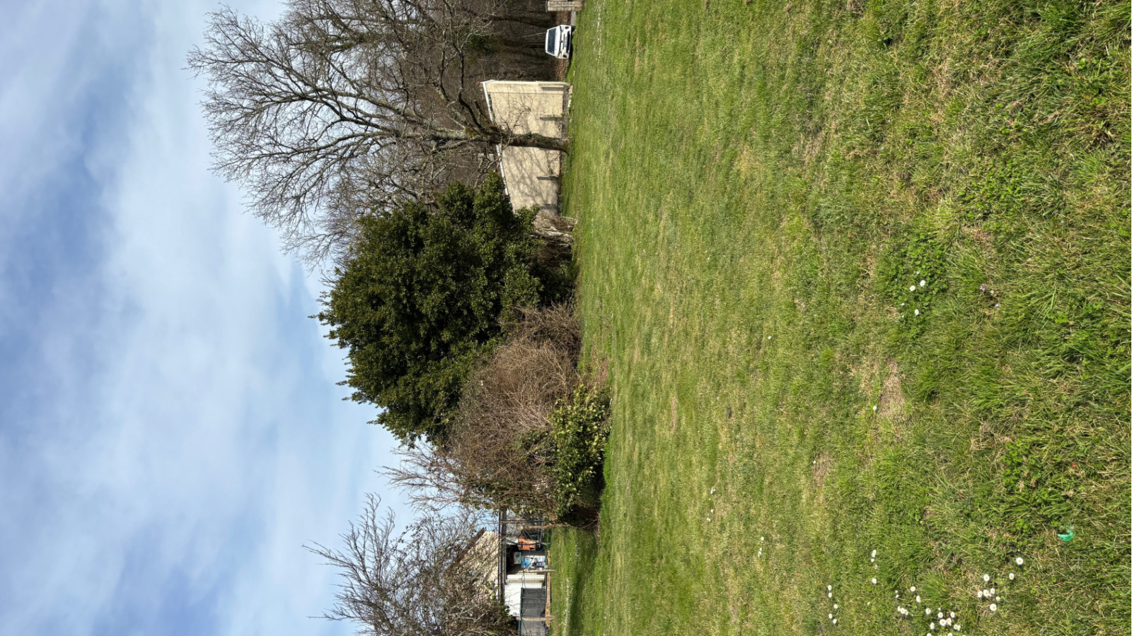 Terrain constructible de 206m2 à Le Pout