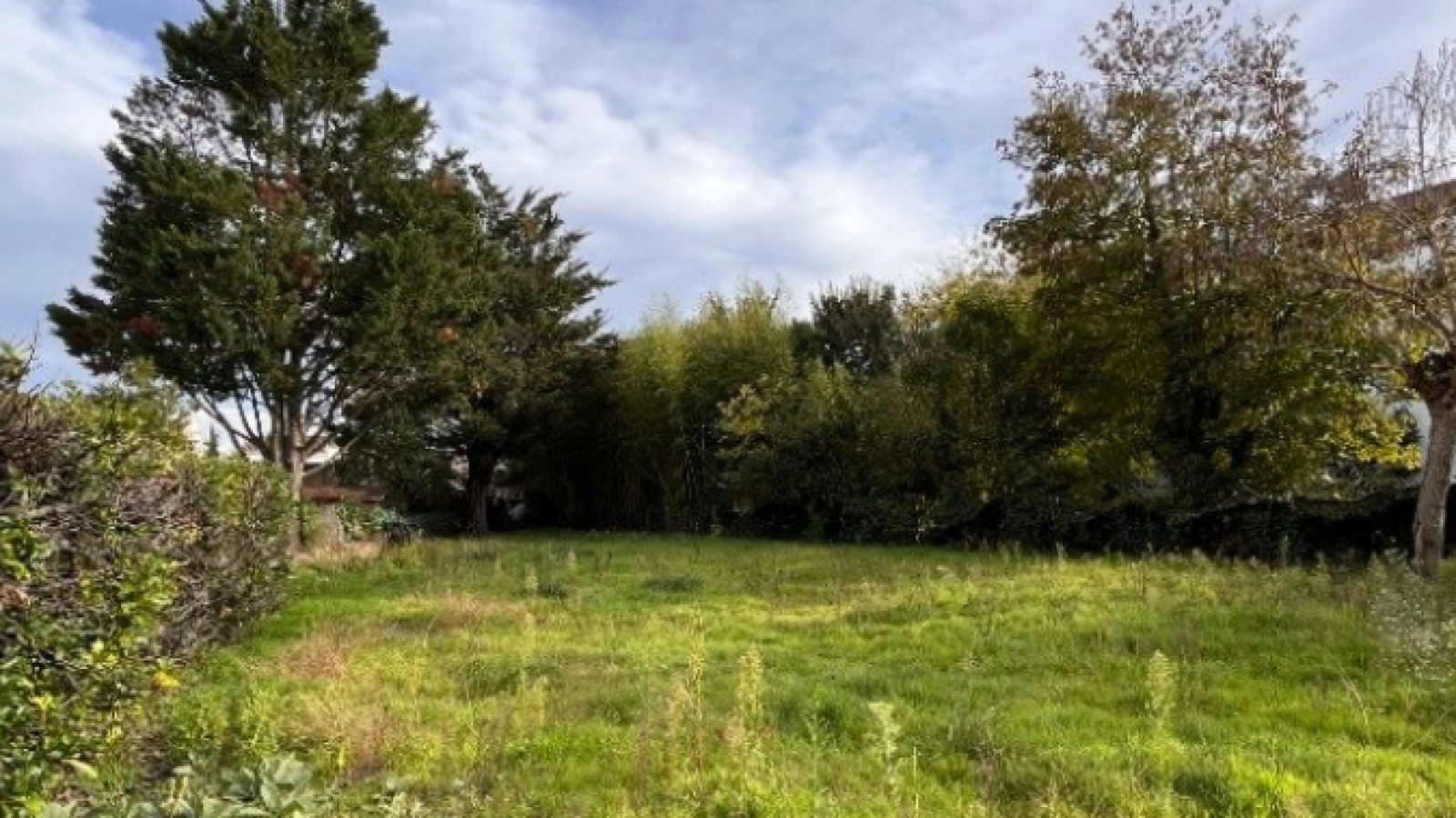 Terrain constructible de 929m2 à Sallebœuf
