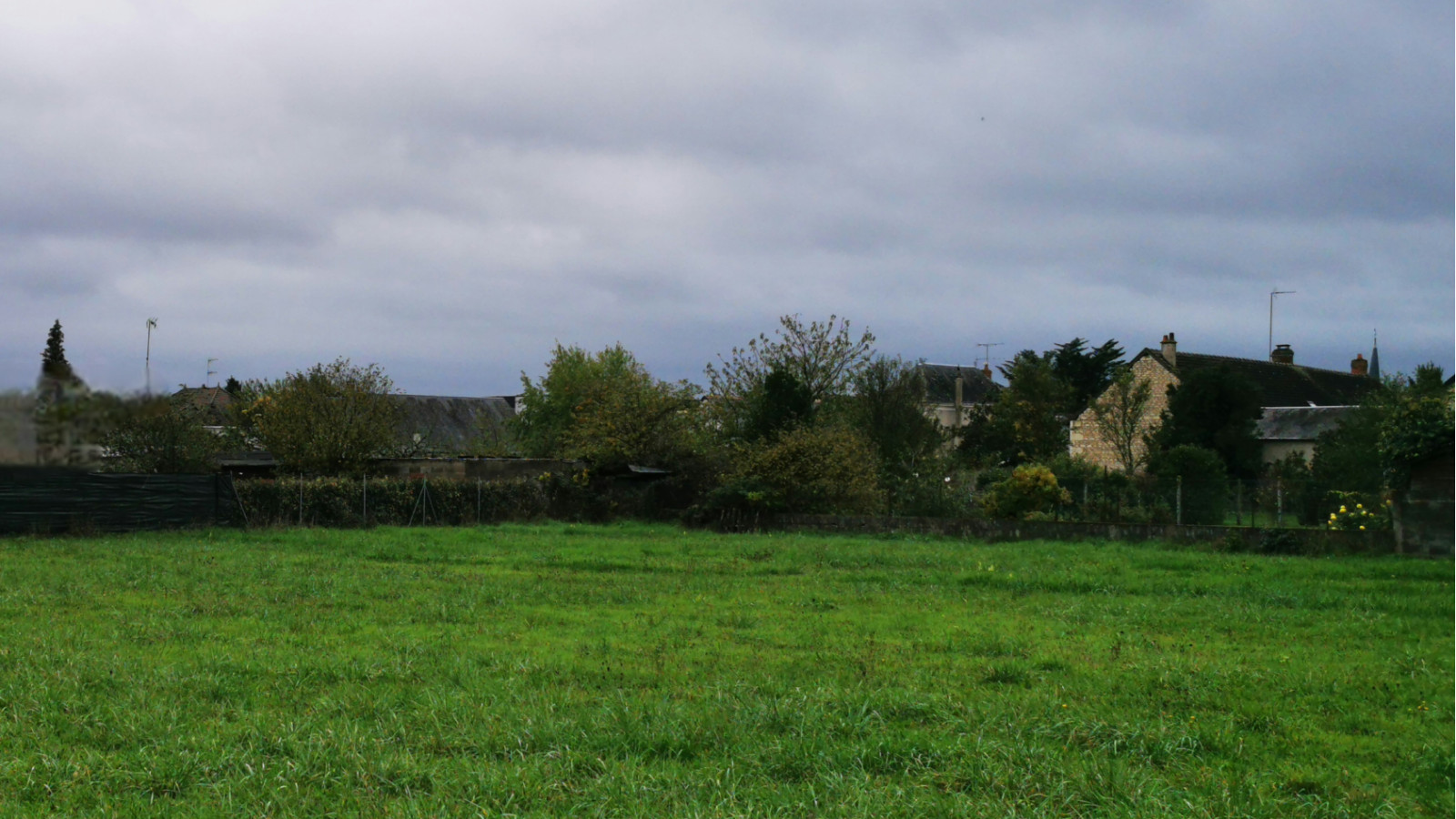Terrain constructible de 1200m2 à Ferrière-sur-Beaulieu