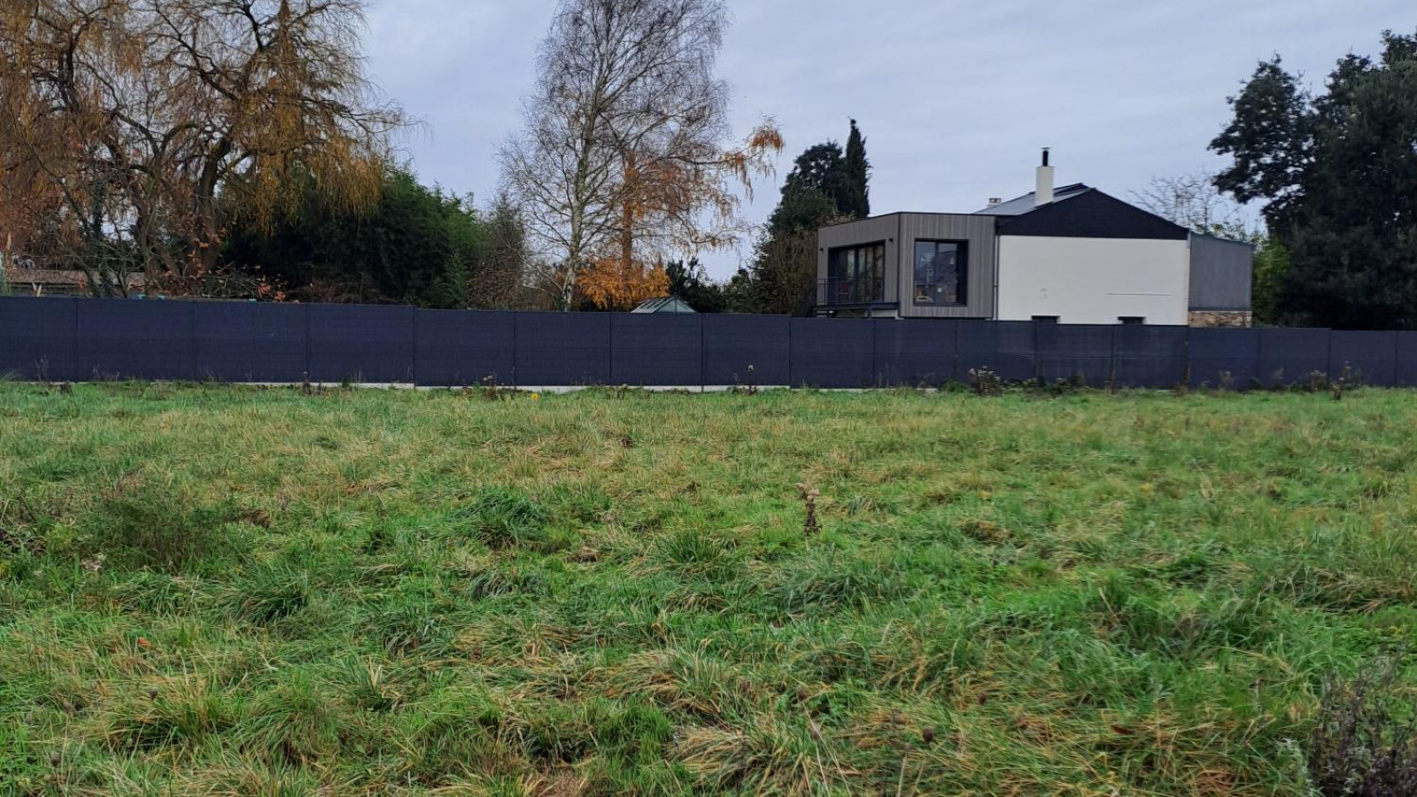 Terrain constructible de 330m2 à Feneu