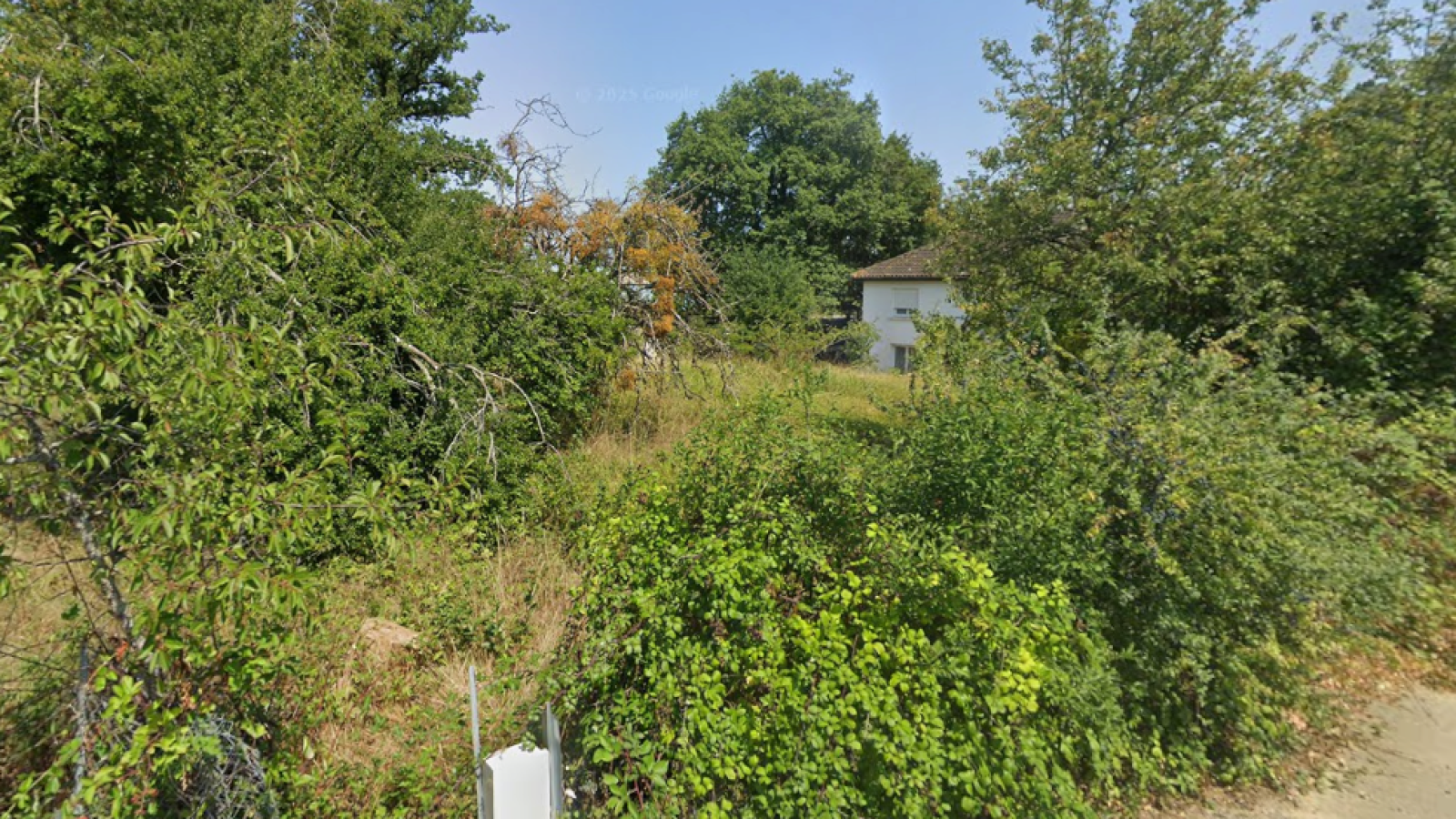Terrain constructible de 1920m2 à Lusignan