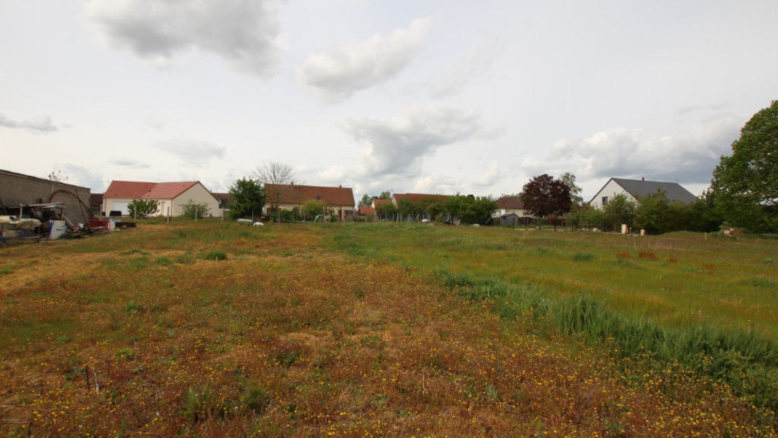 Terrain constructible de 1500m2 à Suèvres