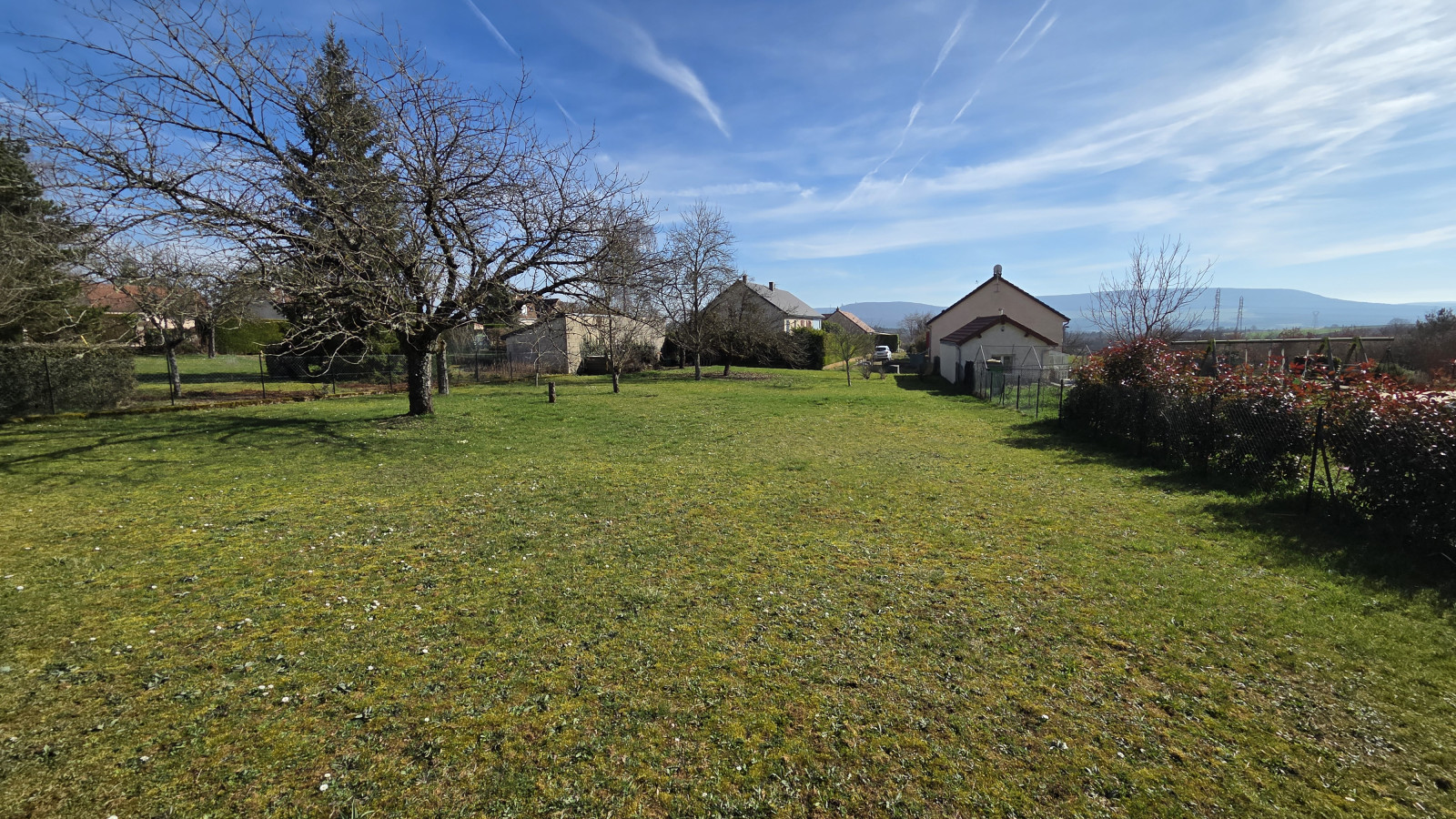 Terrain constructible de 1082m2 à Lantenay