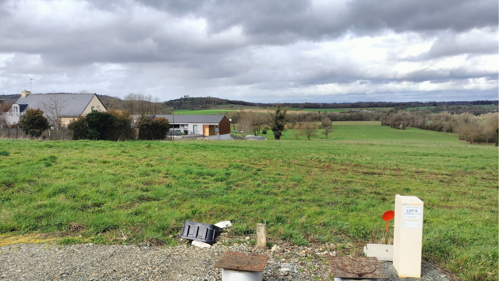 Terrain constructible de 340m2 à Longaulnay