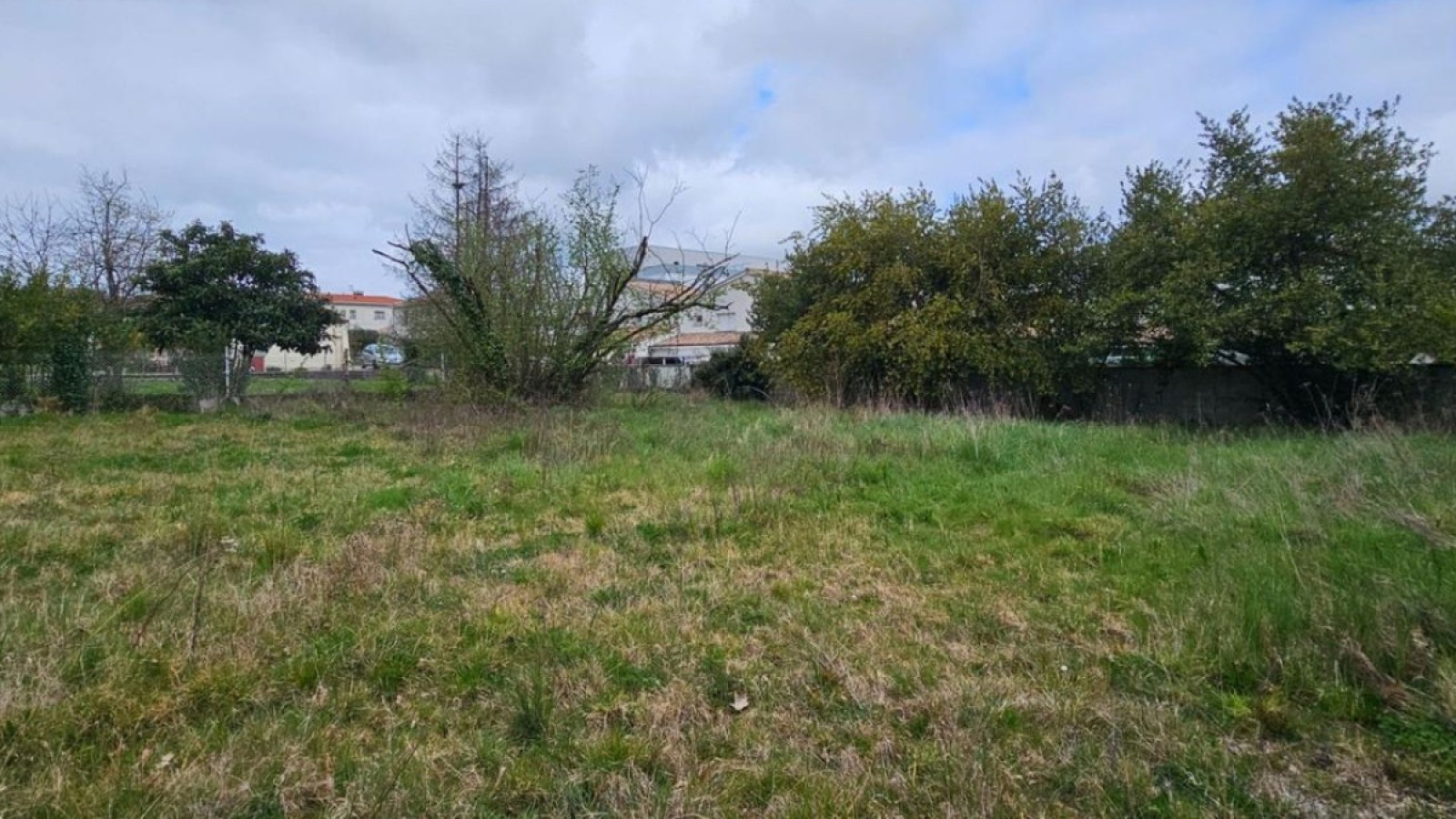 Terrain constructible de 2085m2 à Donnezac