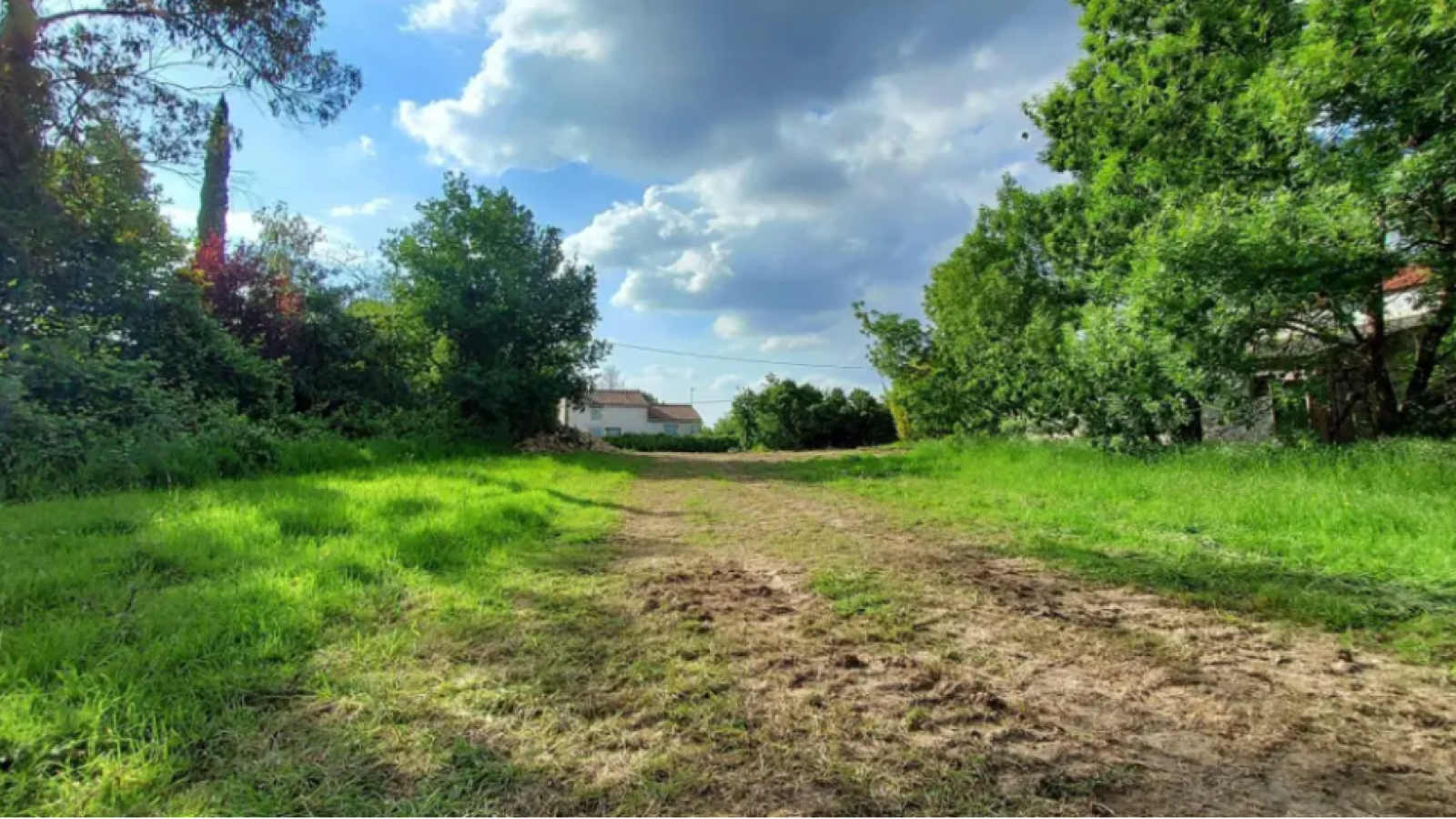 Terrain constructible de 1100m2 à Rosnay