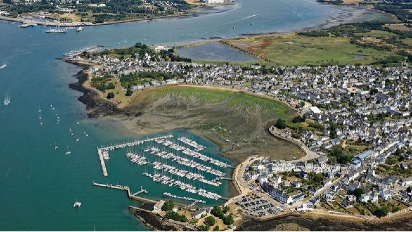 Terrain constructible de 464m2 à Locmiquélic