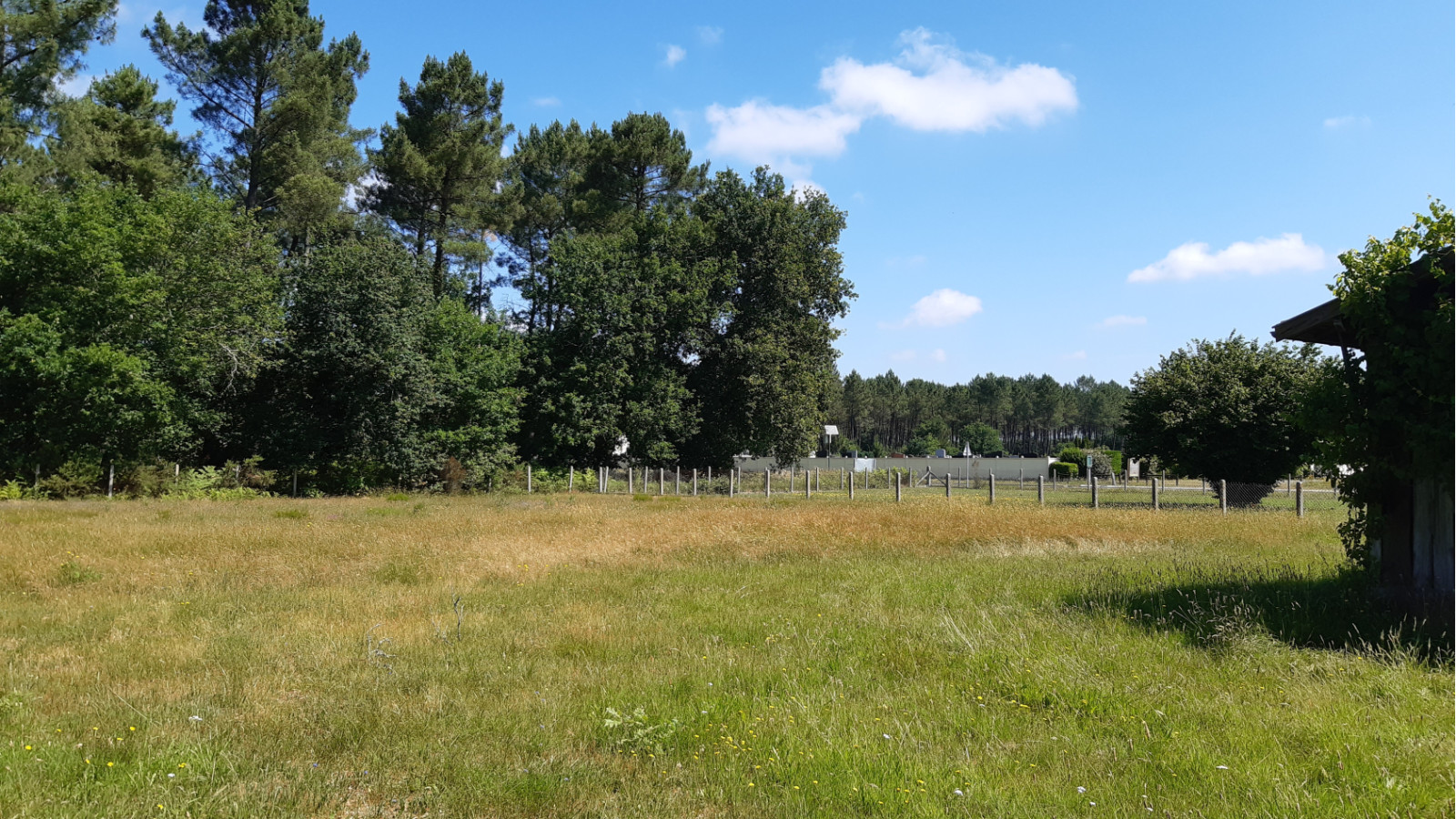 Terrain constructible de 1019m2 à La Brède