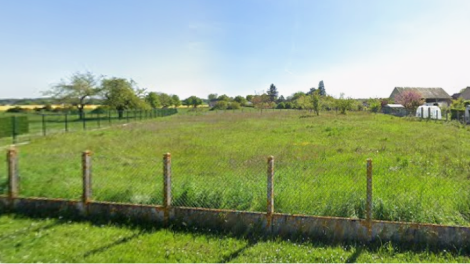 Terrain constructible de 2100m2 à Boiscommun