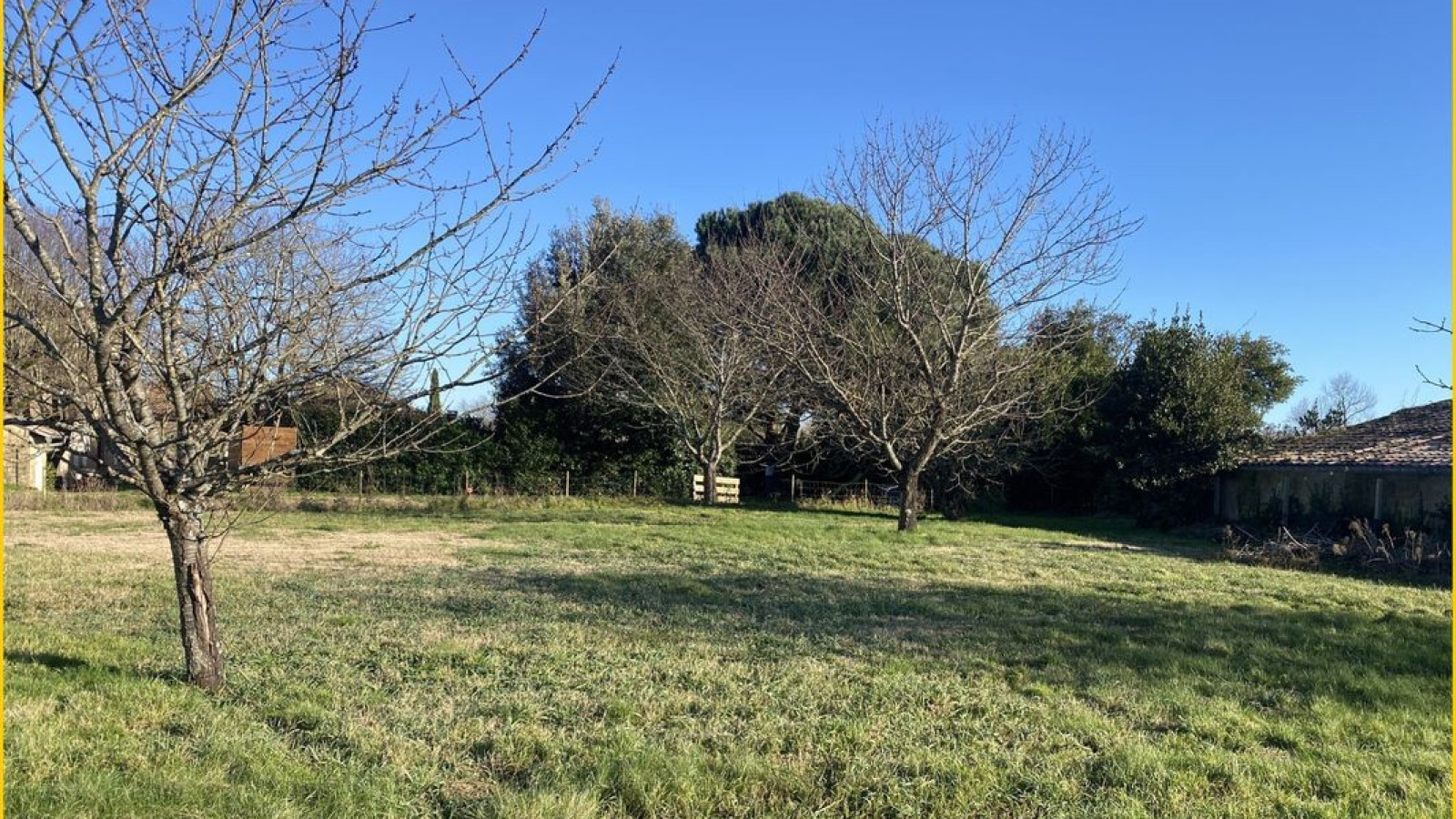 Terrain constructible de 672m2 à Haux
