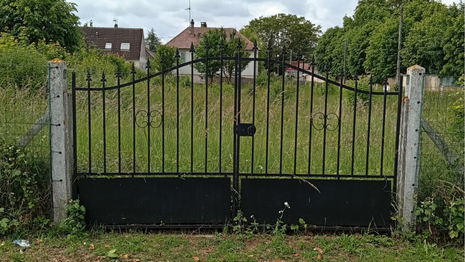 Terrain constructible de 794m2 à Champs-sur-Yonne
