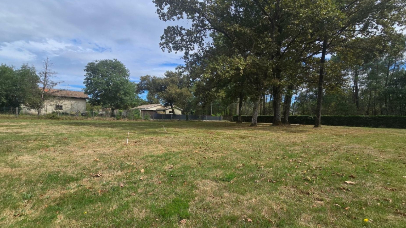 Terrain constructible de 1878m2 à Lanton