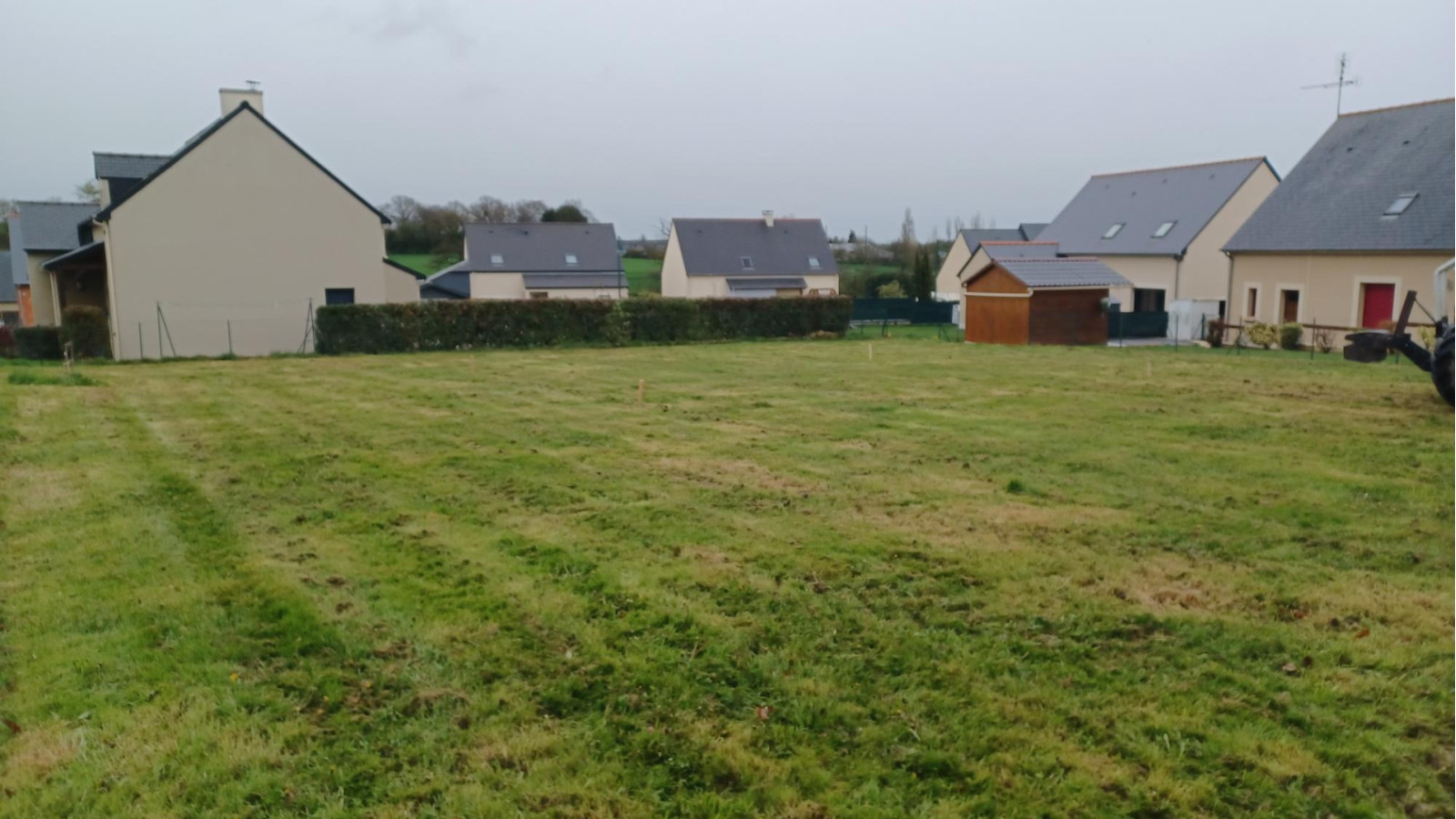 Terrain constructible de 335m2 à Torcé