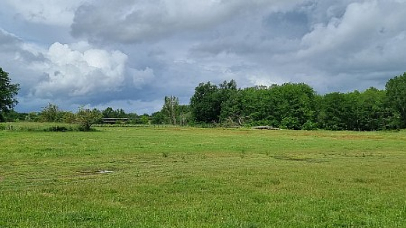 Terrain constructible de 575m2 à Cars